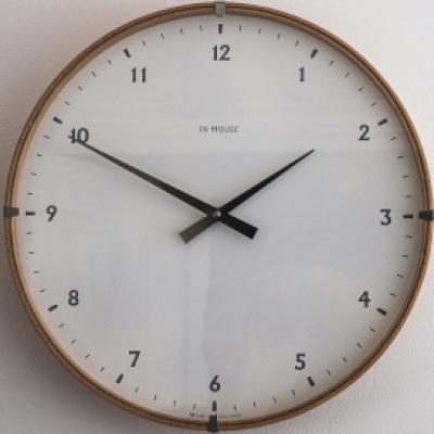 Auswirkungen der Zeitumstellung auf Arbeitszeit und Vergütung.